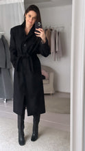 Load image into Gallery viewer, Klasikinis juodas paltas pavasariui - rzstyle.lt