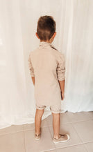 Load image into Gallery viewer, 4 dalių beige kostiumas berniukui, švarkas, marškinėliai, kelnės, šortai, smėlio spalvos - rzstyle.lt