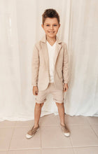 Load image into Gallery viewer, 4 dalių beige kostiumas berniukui, švarkas, marškinėliai, kelnės, šortai, smėlio spalvos - rzstyle.lt