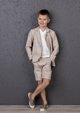 Load image into Gallery viewer, 4 dalių beige kostiumas berniukui, švarkas, marškinėliai, kelnės, šortai - rzstyle.lt