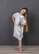 Load image into Gallery viewer, Balta lino suknelė mergaitei - rzstyle.lt